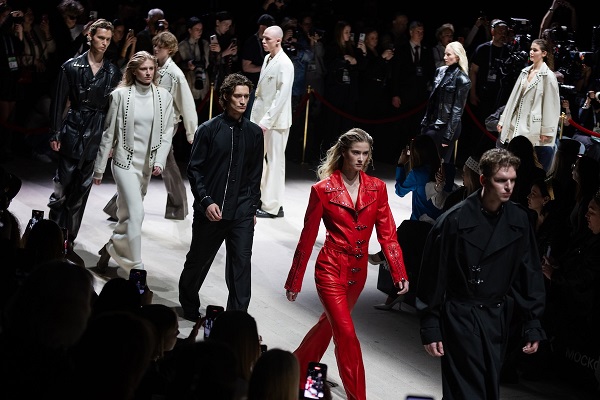  Tasarımcı Emre Erdemoğlu Moskova Moda Haftası’nda güçlü bir iz bıraktı