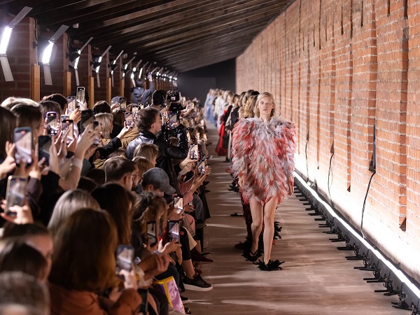 Tasarımcı Emre Erdemoğlu Moskova’da podyuma çıkıyor:  “Moskova Moda Haftası markamın gelişimi için dönüştürücü bir deneyim sunuyor”